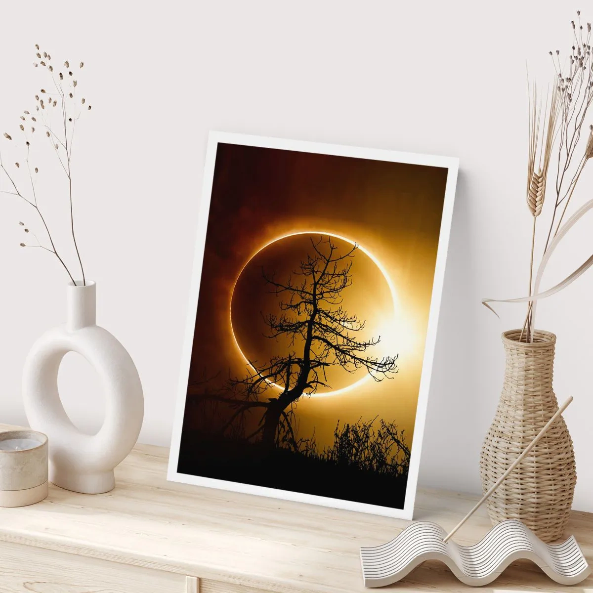 Póster - Una puesta de sol fenomenal con un árbol en primer plano. - 50x70cm - Eclipse total - Decoración de pared moderna para salón y dormitorio ARTTOR