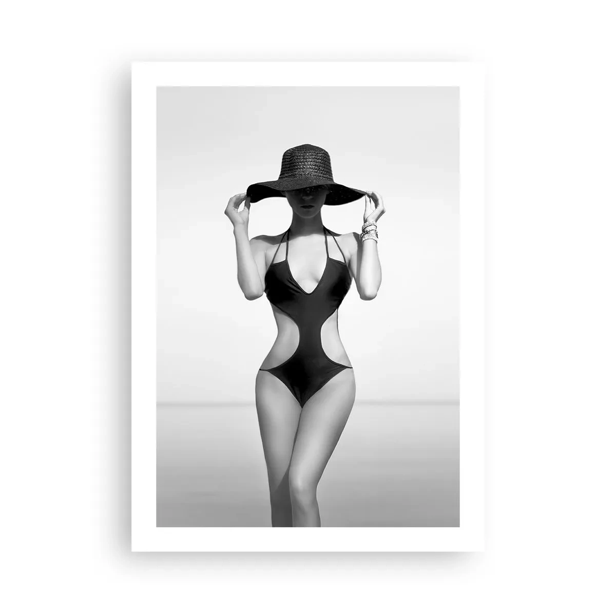 Póster - Fotografía en blanco y negro de una mujer con sombrero y traje de baño. - 50x70cm - Mi nombre es Elegancia - Decoración de pared moderna para salón y dormitorio ARTTOR