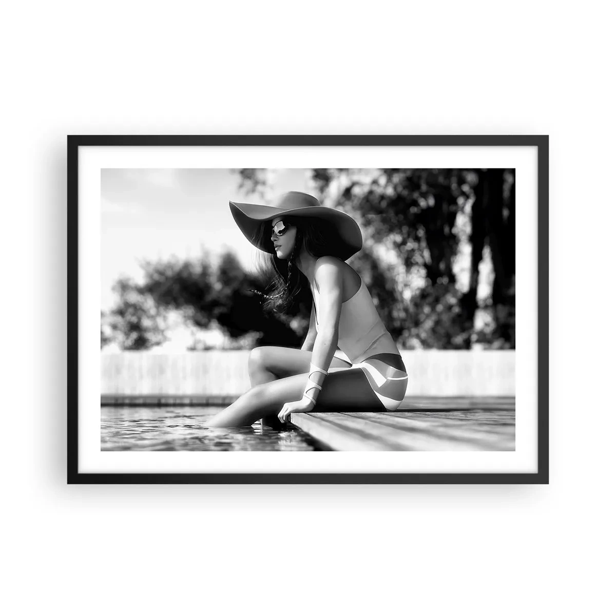 Póster en marco negro - Mujer con sombrero junto a la piscina en blanco y negro - 70x50cm - Un sueño de verano - Decoración de pared moderna para salón y dormitorio ARTTOR