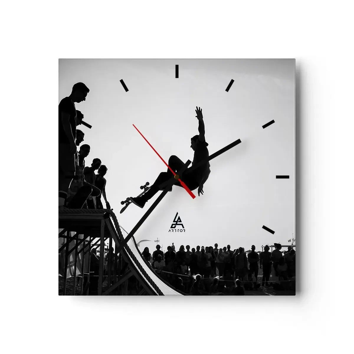 Reloj de pared - Reloj de vidrio - Escena de skate en blanco y negro en una rampa - 30x30cm - Héroes y espectadores - Decoración de pared moderna para salón y dormitorio ARTTOR