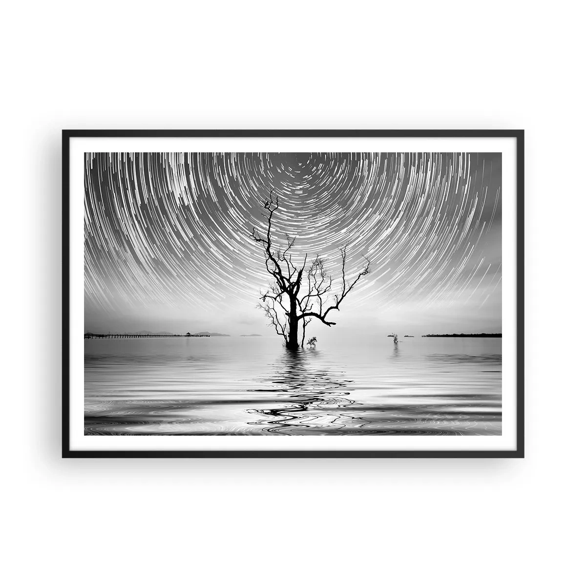Póster en marco negro - Un árbol en el agua bajo un cielo nocturno con estrellas en movimiento. - 100x70cm - Una sinfonía de la naturaleza - Decoración de pared moderna para salón y dormitorio ARTTOR