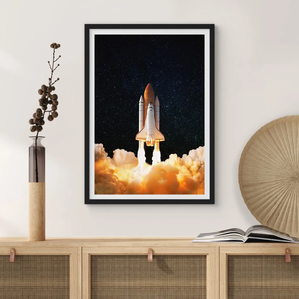 Póster en marco negro - Un transbordador espacial despegando contra un cielo estrellado. - 50x70cm - ¡Ad astra! - Decoración de pared moderna para salón y dormitorio ARTTOR