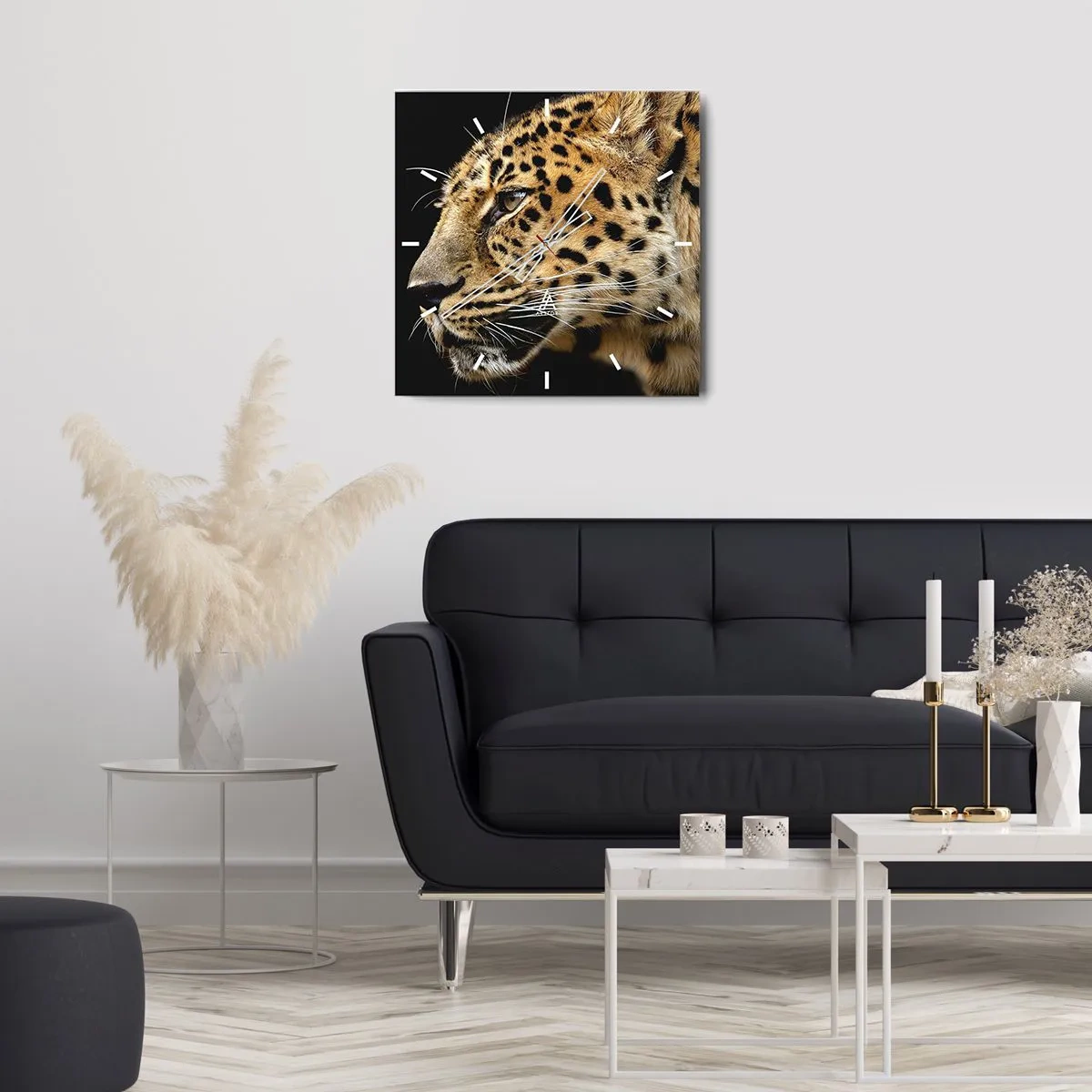 Reloj de pared - Reloj de vidrio - Primer plano de la cabeza de un leopardo sobre un fondo negro - 30x30cm - Tranquilo, concentrado, preparado - Decoración de pared moderna para salón y dormitorio ARTTOR