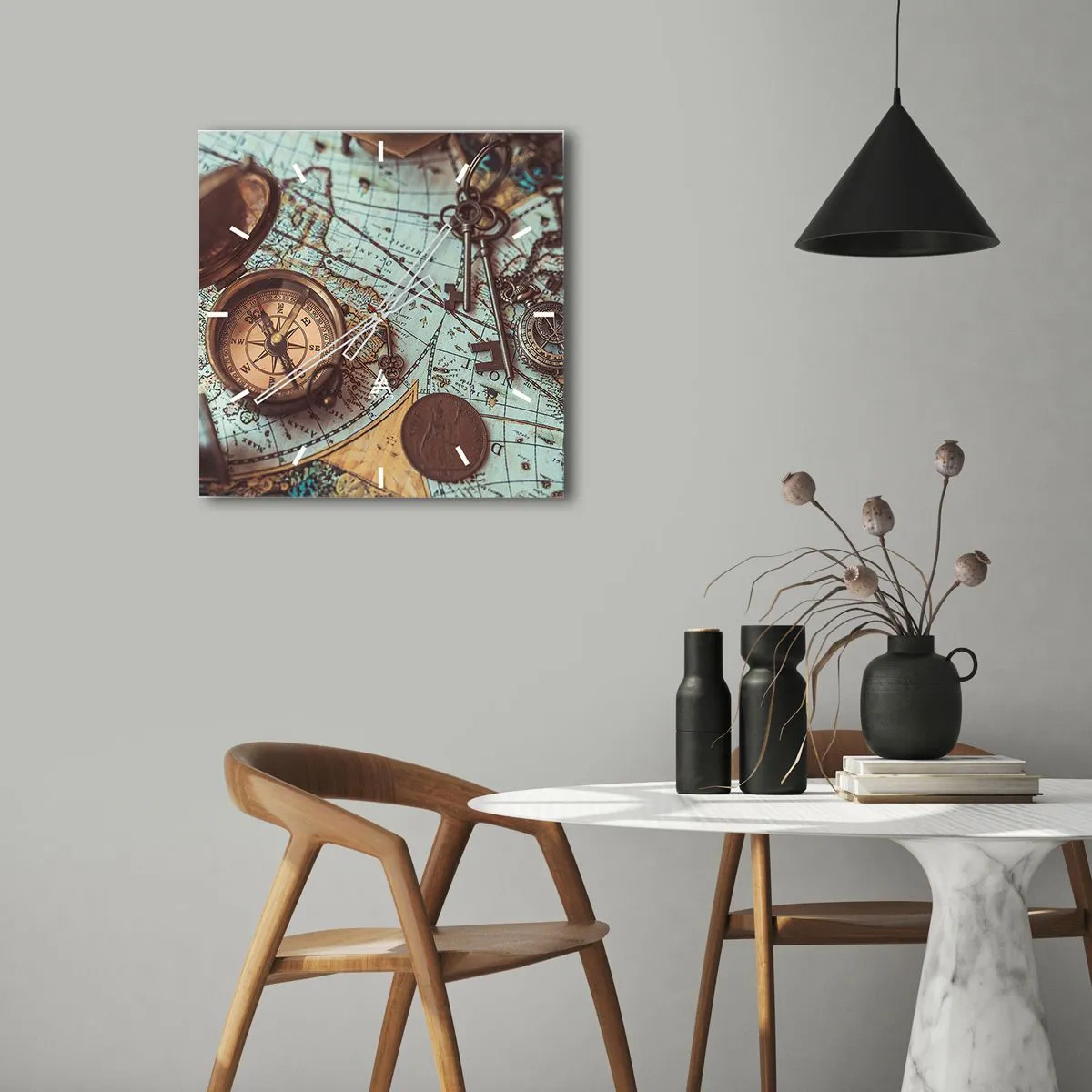 Reloj de pared - Reloj de vidrio - Composición con brújula, llaves y un mapa antiguo en estilo retro - 30x30cm - Para el aventurero - Decoración de pared moderna para salón y dormitorio ARTTOR