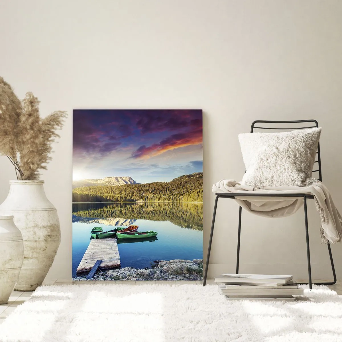 Cuadro sobre vidrio - Impresiones sobre Vidrio - Un pintoresco lago con un muelle de madera y barcos al atardecer. - 50x70cm - Sobre el agua tan suave como un espejo - Decoración de pared moderna para salón y dormitorio ARTTOR