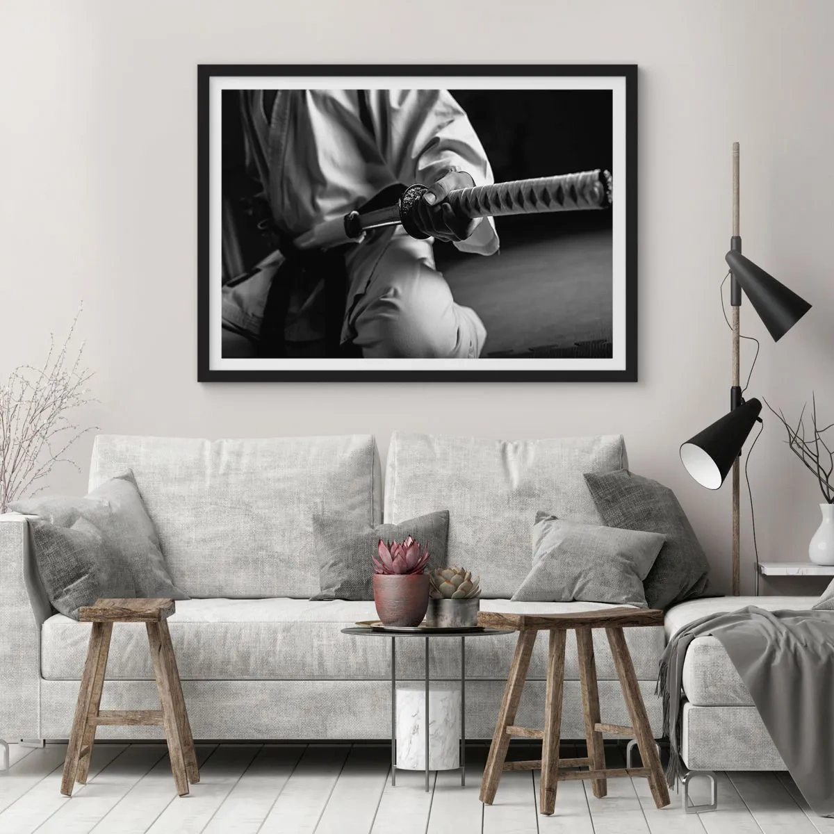 Póster en marco negro - Un samurái con kimono sosteniendo una katana en blanco y negro. - 70x50cm - Alma de guerrero - Decoración de pared moderna para salón y dormitorio ARTTOR