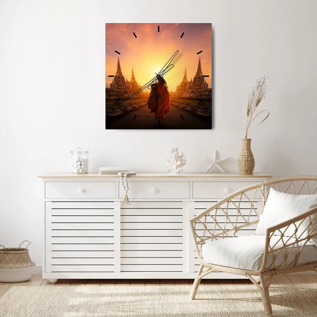 Reloj de pared - Reloj de vidrio - Un monje entre los templos al atardecer. - 30x30cm - En paz por la eternidad - Decoración de pared moderna para salón y dormitorio ARTTOR
