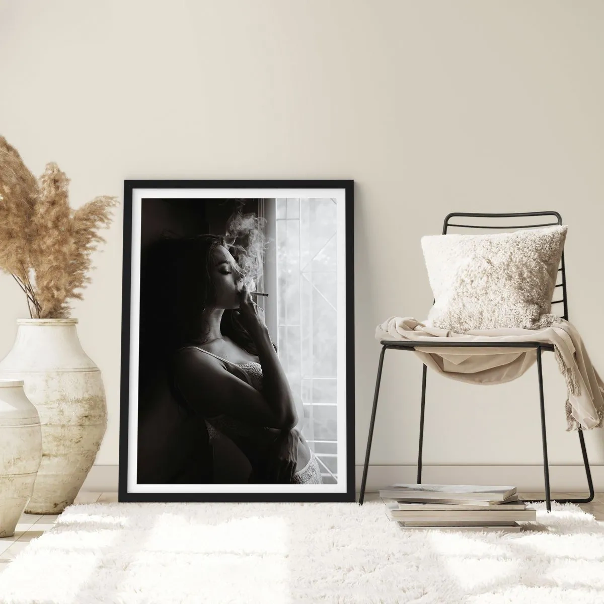 Póster en marco negro - Una mujer en lencería fumando un cigarrillo en blanco y negro. - 50x70cm - Un momento sensual - Decoración de pared moderna para salón y dormitorio ARTTOR