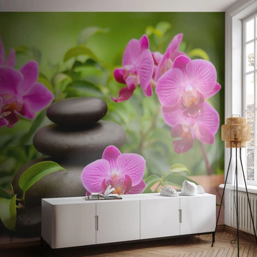 Fotomural Premium Sand - Piedras zen negras y orquídeas rosas en el jardín del spa - 100x70cm - Una pirámide de paz - Decoración de pared moderna para salón y dormitorio ARTTOR