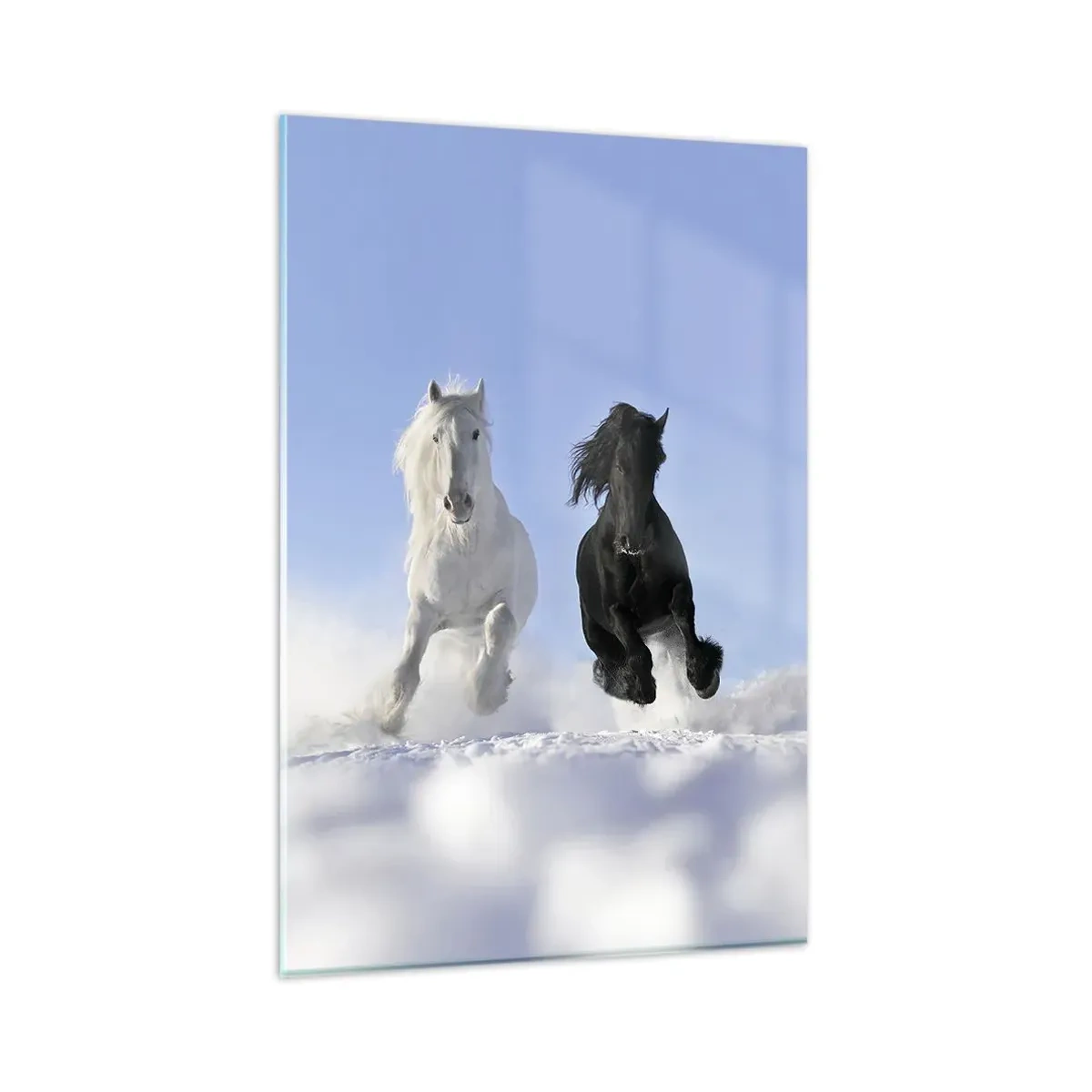 Cuadro sobre vidrio - Impresiones sobre Vidrio - Un caballo blanco y uno negro galopando por la nieve. - 80x120cm - Galope blanco y negro - Decoración de pared moderna para salón y dormitorio ARTTOR
