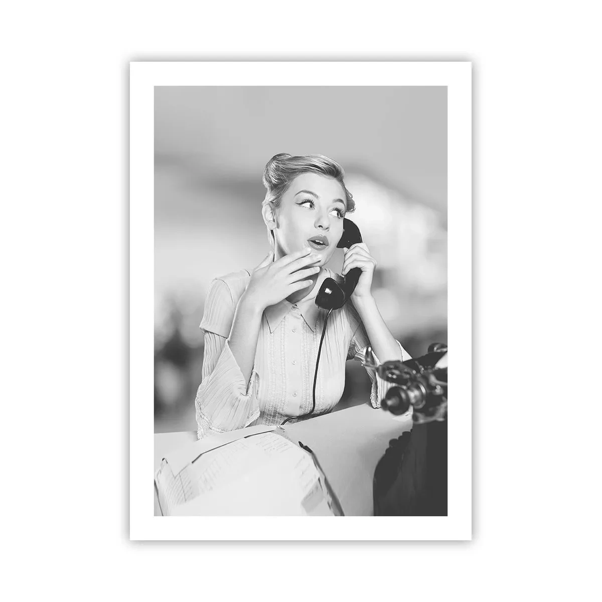 Póster - Mujer de la década de 1950 hablando por teléfono en una oficina - 50x70cm - ¿Diga?, estamos en los años 50. - Decoración de pared moderna para salón y dormitorio ARTTOR