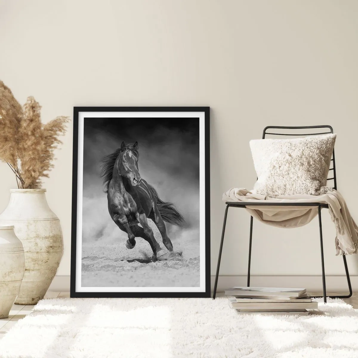 Póster en marco negro - Un caballo oscuro en una carrera dinámica - 50x70cm - Digno del propio emir - Decoración de pared moderna para salón y dormitorio ARTTOR