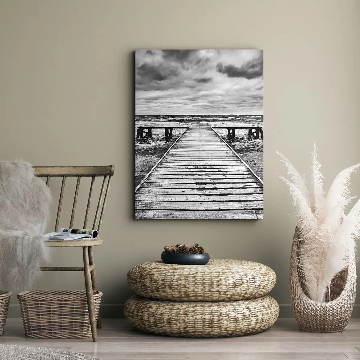 Cuadro sobre lienzo - Impresión de Imagen - Una vista en blanco y negro de un embarcadero de madera sobre un mar tempestuoso. - 50x70cm - Estoy esperando que sople el viento... - Decoración de pared moderna para salón y dormitorio ARTTOR