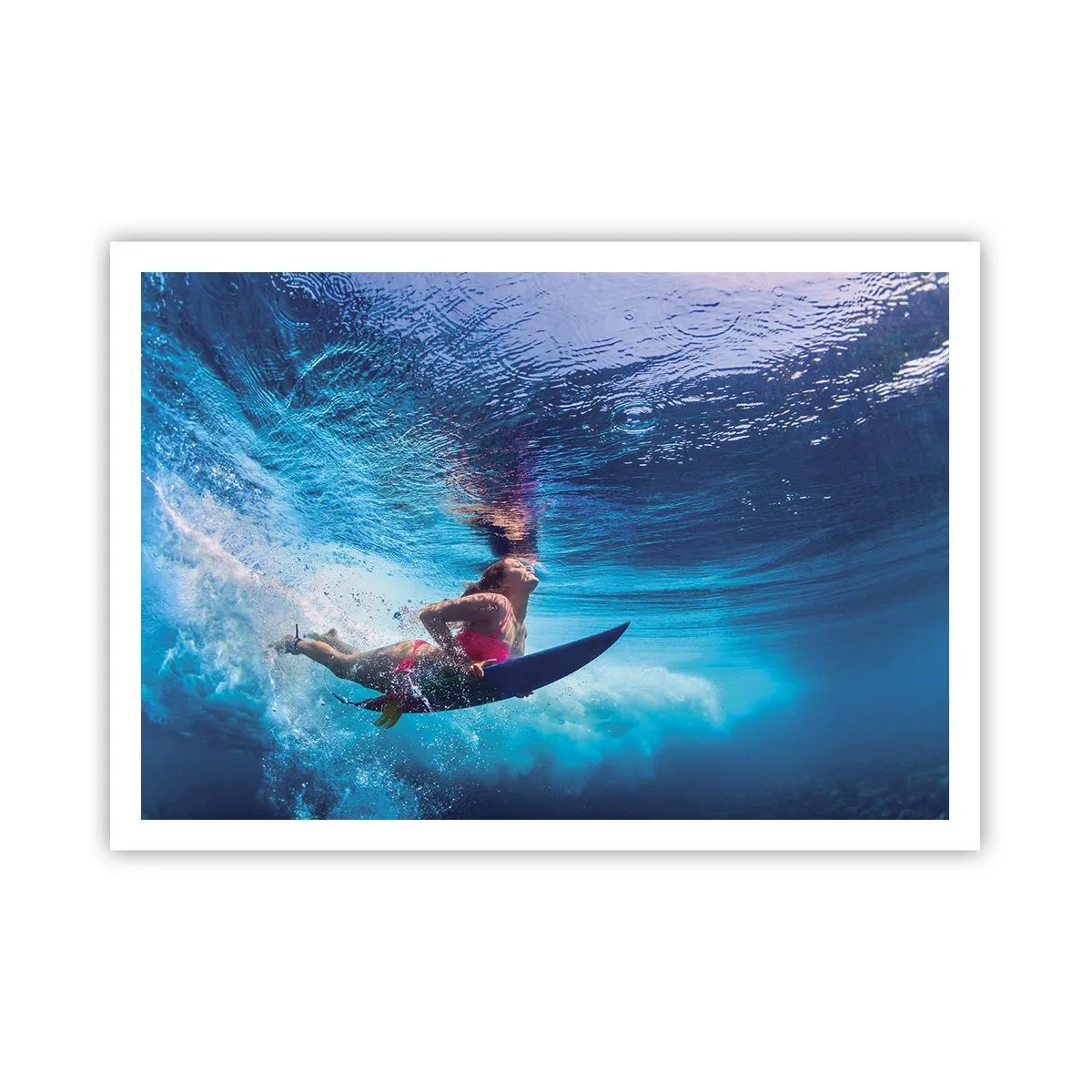 Póster - Un surfista bajo el agua en una composición dinámica en tonos azules. - 100x70cm - La profundidad de la alegría - Decoración de pared moderna para salón y dormitorio ARTTOR