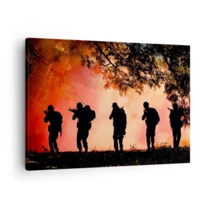 Cuadro sobre lienzo - Impresión de Imagen - Siluetas de soldados en el bosque contra el cielo naranja. - 70x50cm - ...Todo para uno. - Decoración de pared moderna para salón y dormitorio ARTTOR