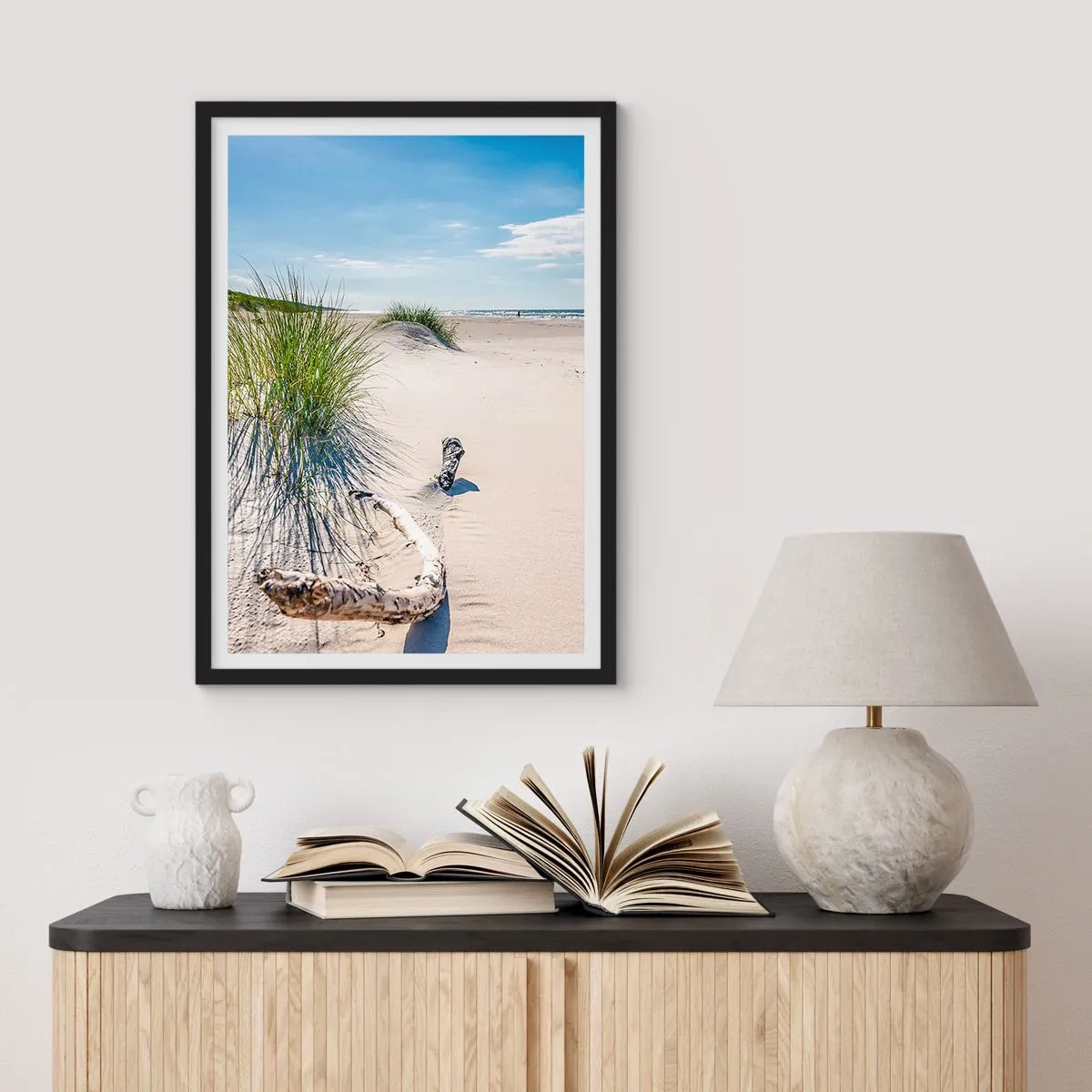Póster en marco negro - Playa con dunas, césped y ramas a la luz del sol. - 50x70cm - ¿La más bella? Báltico - Decoración de pared moderna para salón y dormitorio ARTTOR