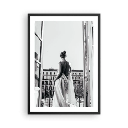 Póster en marco negro - Una mujer vestida de blanco en un balcón con vistas a la ciudad. - 50x70cm - Despertar de los sentidos - Decoración de pared moderna para salón y dormitorio ARTTOR