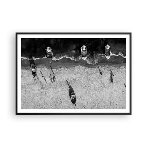 Póster en marco negro - Vista aérea en blanco y negro de barcos en la playa. - 100x70cm - Aún en la orilla... - Decoración de pared moderna para salón y dormitorio ARTTOR
