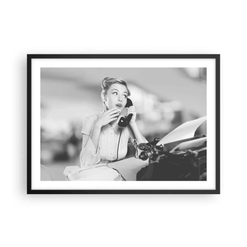 Póster en marco negro - Una mujer hablando por teléfono frente a una máquina de escribir. - 70x50cm - ¿Diga?, estamos en los años 50. - Decoración de pared moderna para salón y dormitorio ARTTOR
