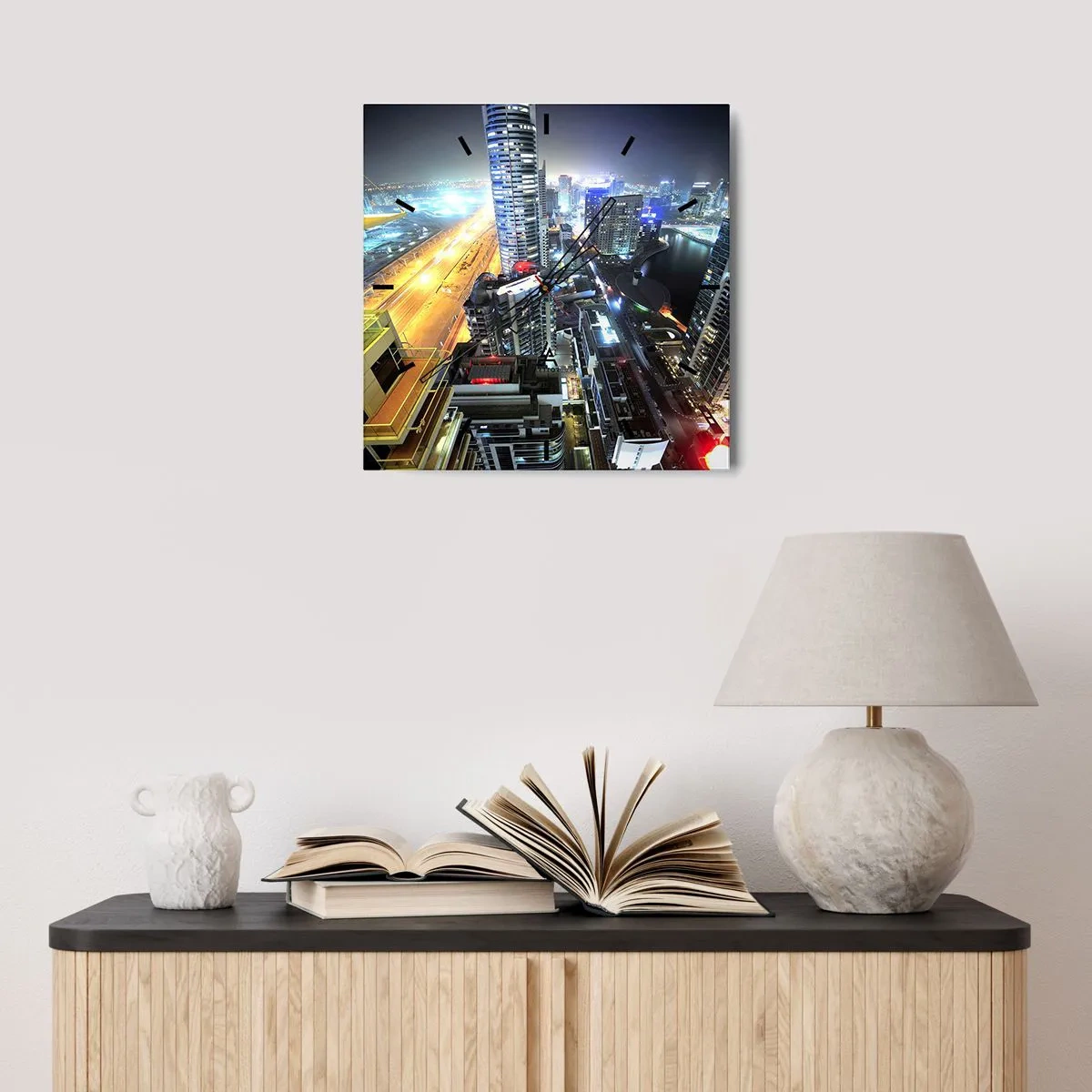 Reloj de pared - Reloj de vidrio - Panorama de la ciudad nocturna con rascacielos iluminados - 30x30cm - Un milagro en el desierto - Decoración de pared moderna para salón y dormitorio ARTTOR