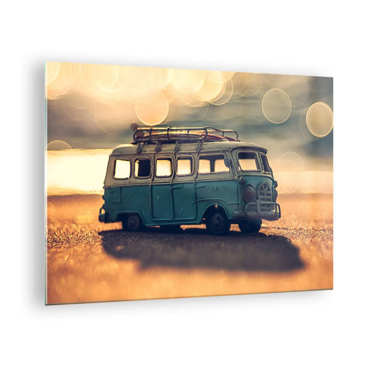Cuadro sobre vidrio - Impresiones sobre Vidrio - Autobús de juguete antiguo en la playa al atardecer - 70x50cm - El fin de los ídolos del dinero y del trabajo - Decoración de pared moderna para salón y dormitorio ARTTOR