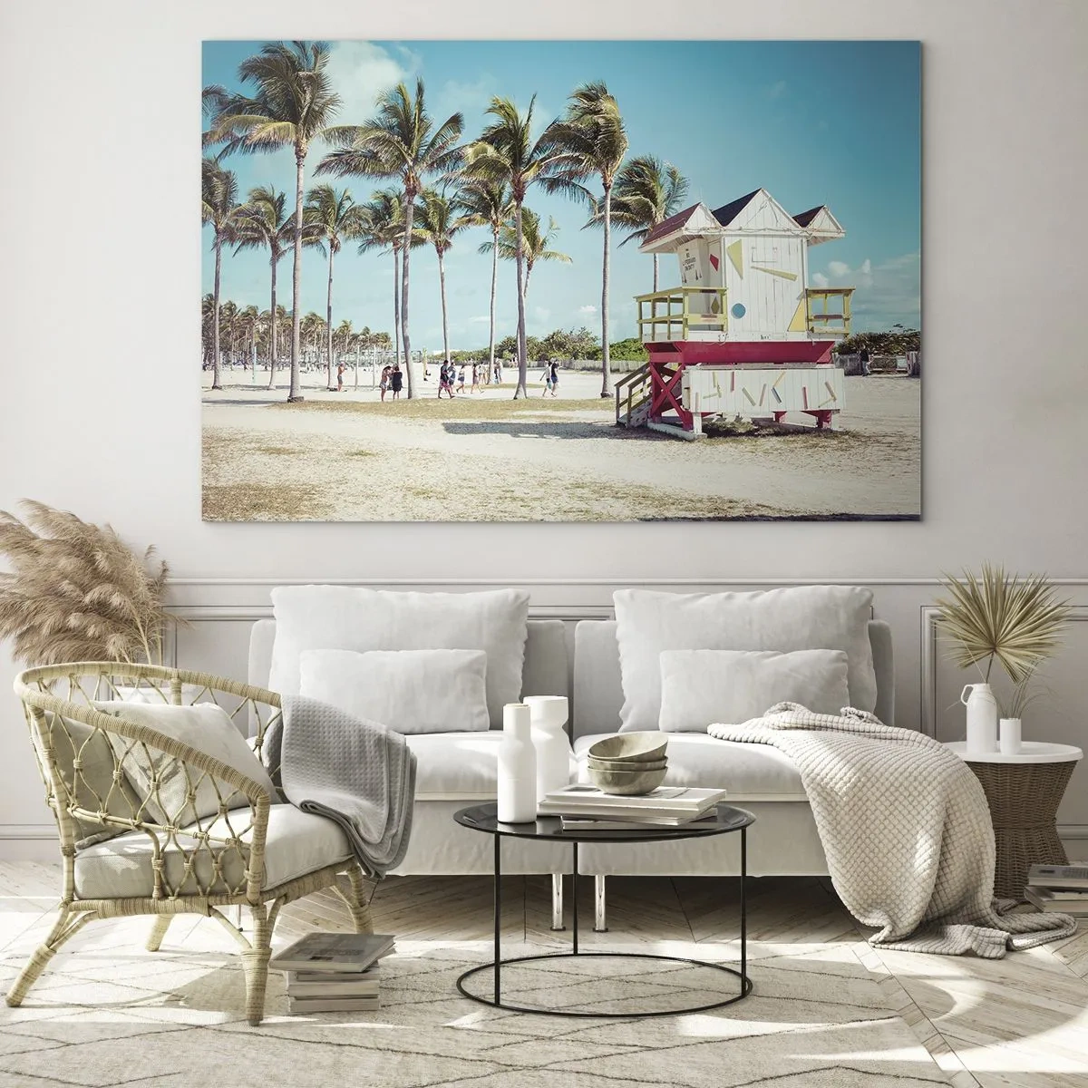Cuadro sobre vidrio - Impresiones sobre Vidrio - Una playa con palmeras y una torre de salvavidas en un día soleado. - 70x50cm - Un hermoso día por delante - Decoración de pared moderna para salón y dormitorio ARTTOR