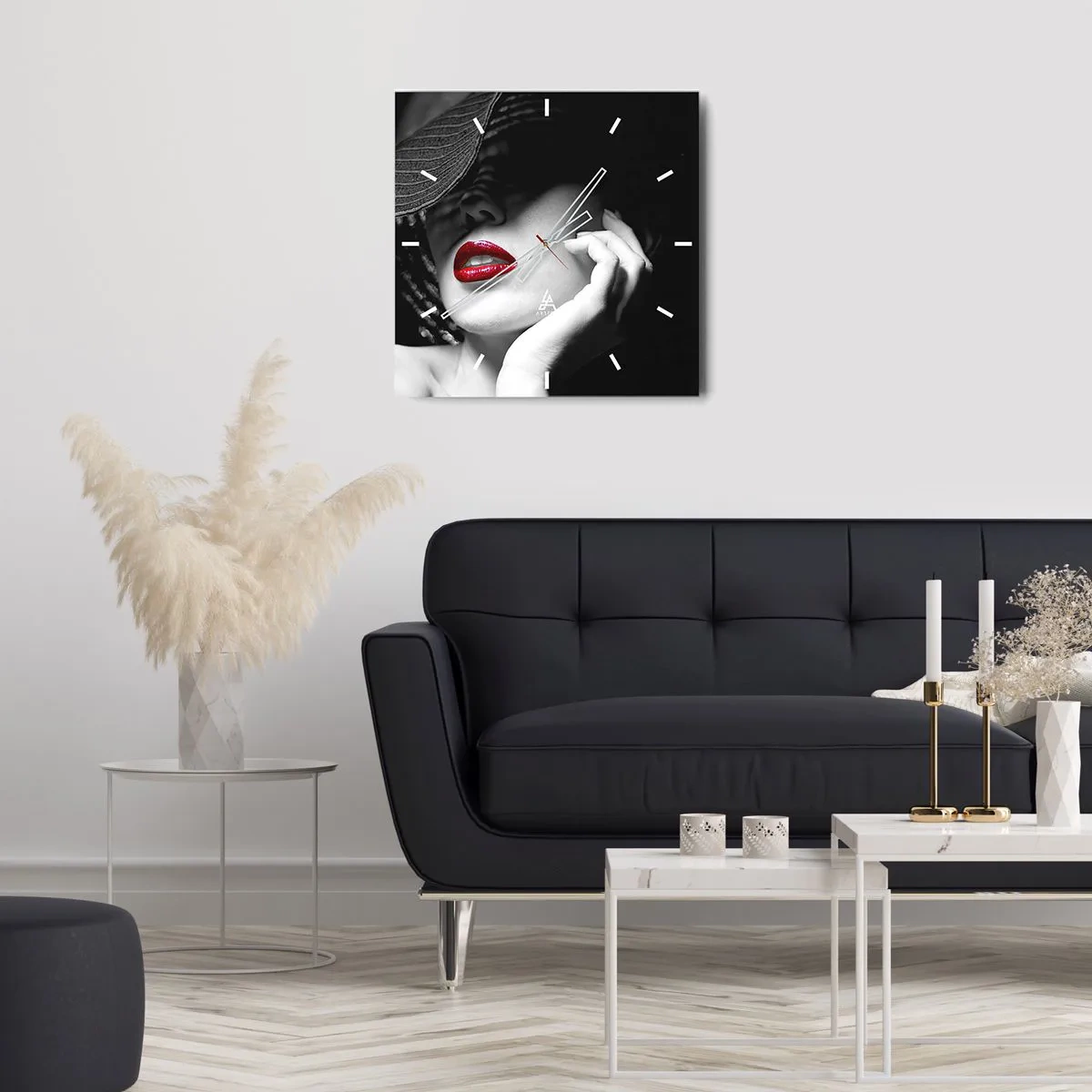 Reloj de pared - Reloj de vidrio - Retrato en blanco y negro de una mujer con labios rojos. - 30x30cm - Estudio en escarlata - Decoración de pared moderna para salón y dormitorio ARTTOR