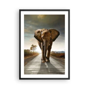 Póster en marco negro - Un elefante caminando por la carretera al atardecer. - 50x70cm - Y para nada en un almacén de porcelana - Decoración de pared moderna para salón y dormitorio ARTTOR