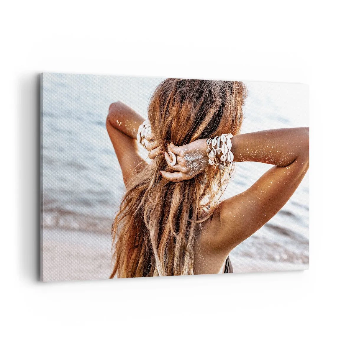 Cuadro sobre lienzo - Impresión de Imagen - Una mujer en la playa con su cabello ondeando al sol. - 120x80cm - Hermanada con el agua y el sol - Decoración de pared moderna para salón y dormitorio ARTTOR