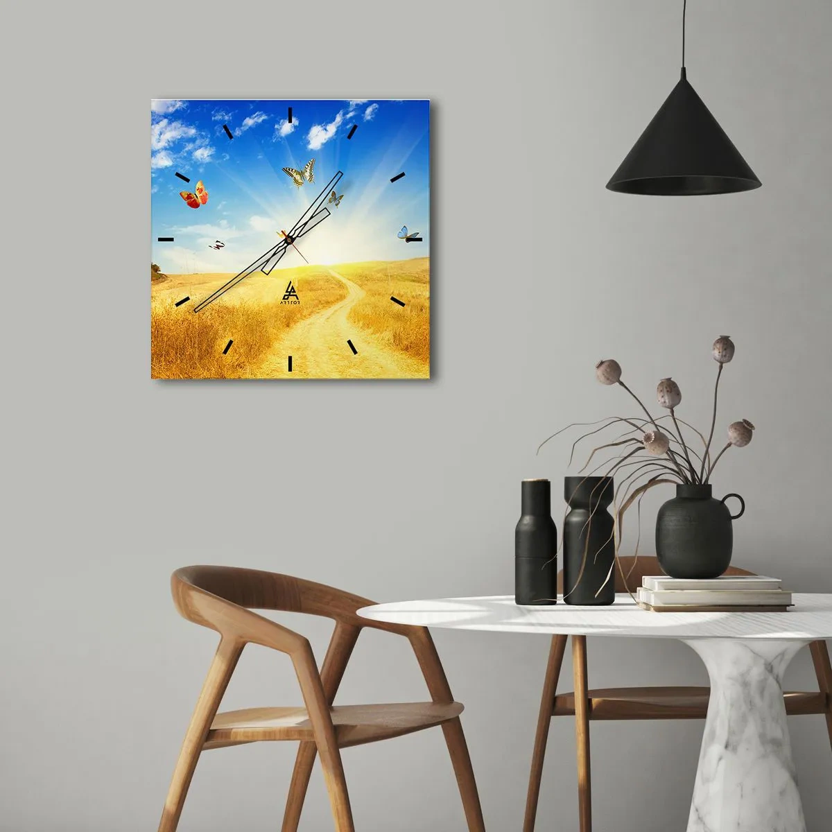 Reloj de pared - Reloj de vidrio - Un campo dorado, un camino y mariposas contra un cielo azul. - 30x30cm - ¿Cómo no amar el verano? - Decoración de pared moderna para salón y dormitorio ARTTOR