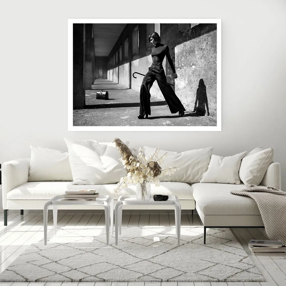 Póster - Mujer elegante en un entorno industrial. - 100x70cm - Elegancia urbana - Decoración de pared moderna para salón y dormitorio ARTTOR