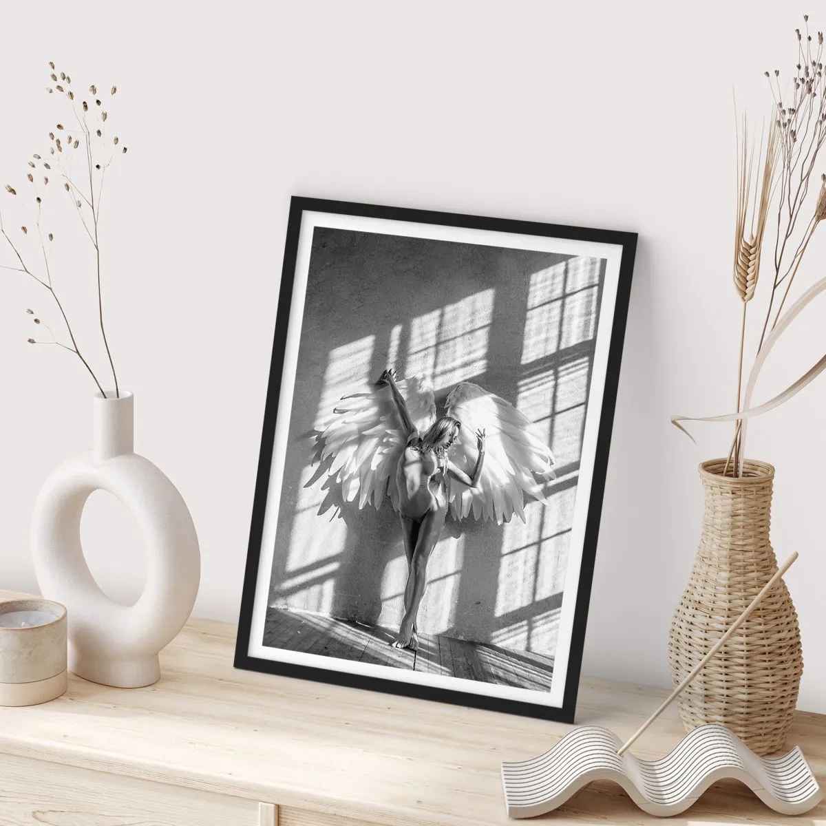 Póster en marco negro - Fotografía en blanco y negro de una mujer con alas de ángel. - 50x70cm - Directamente desde el cielo - Decoración de pared moderna para salón y dormitorio ARTTOR