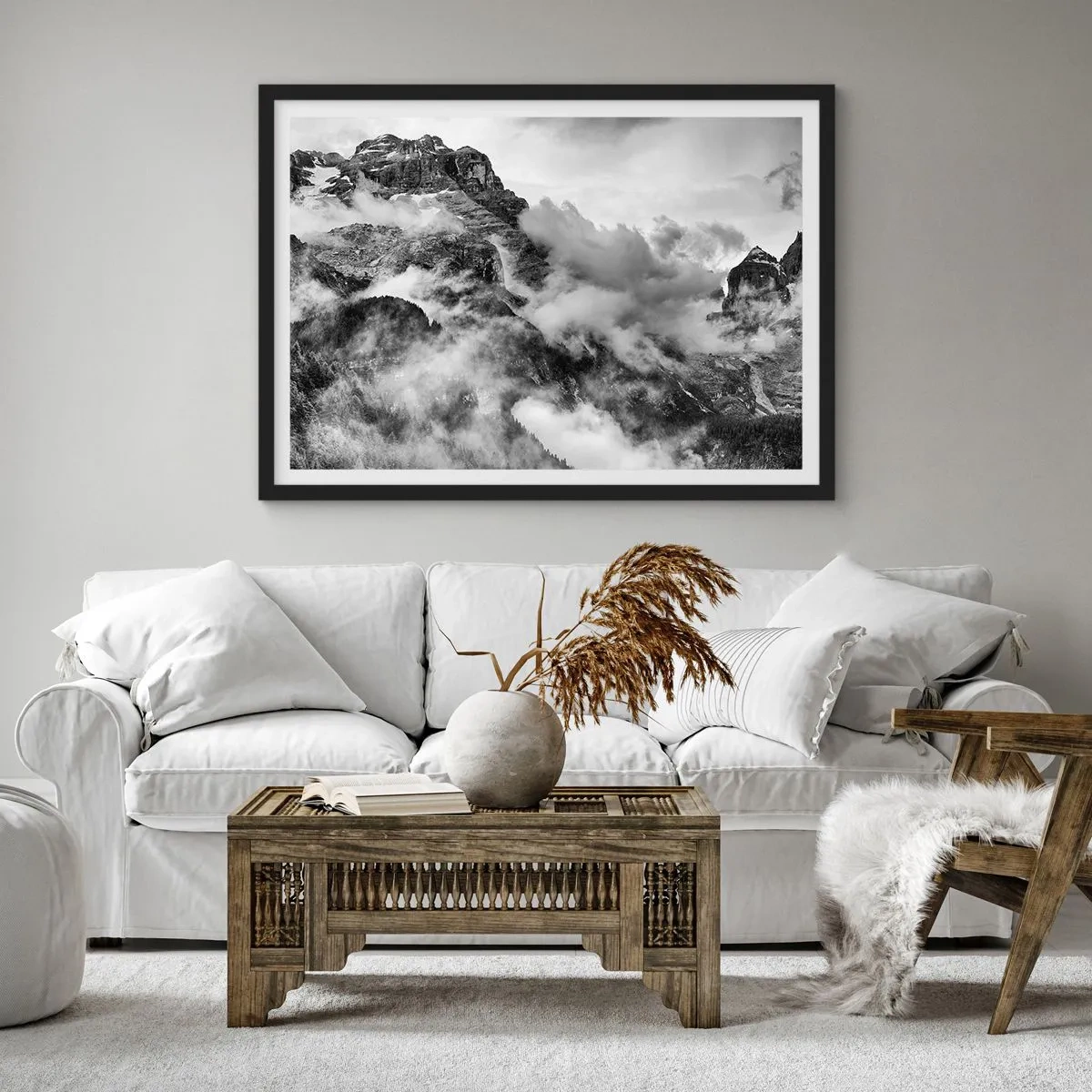 Póster en marco negro - Vista en blanco y negro de montañas rodeadas de nubes. - 70x50cm - Hermoso y cruel - Decoración de pared moderna para salón y dormitorio ARTTOR