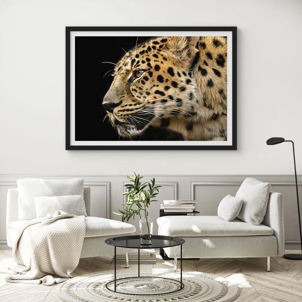 Póster en marco negro - Primer plano de la cabeza de un leopardo sobre un fondo negro - 100x70cm - Tranquilo, concentrado, preparado - Decoración de pared moderna para salón y dormitorio ARTTOR