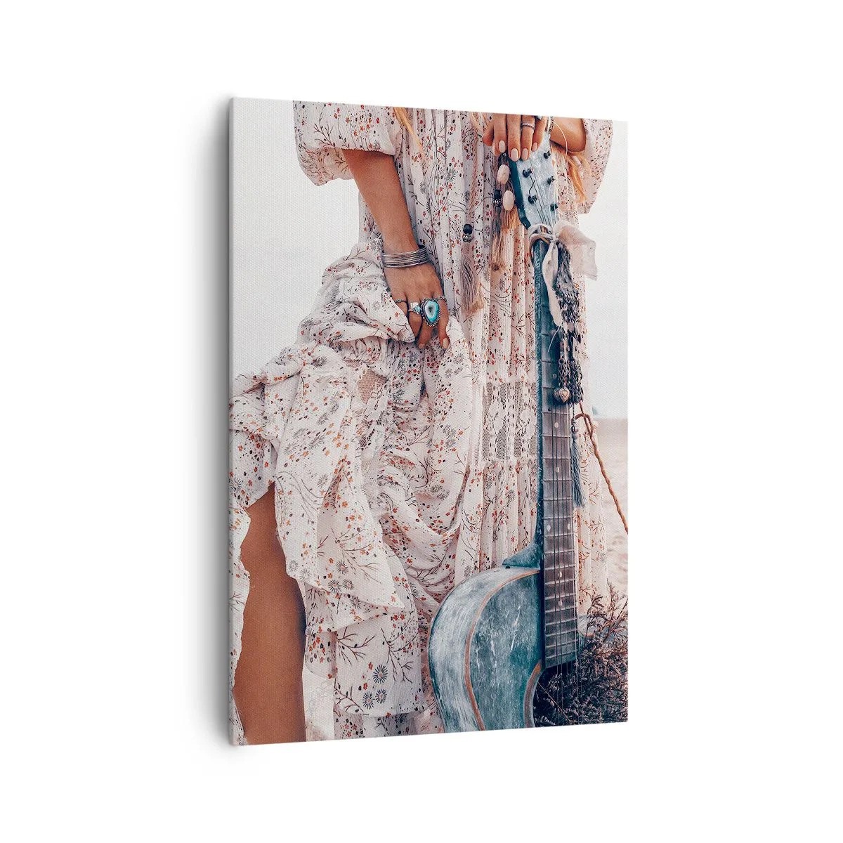 Cuadro sobre lienzo - Impresión de Imagen - Mujer de estilo boho con guitarra en la playa - 70x100cm - Una flor en el camino - Decoración de pared moderna para salón y dormitorio ARTTOR
