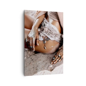 Cuadro sobre lienzo - Impresión de Imagen - Mujer bohemia en la playa con joyas - 80x120cm - Bañada por el sol y la arena - Decoración de pared moderna para salón y dormitorio ARTTOR