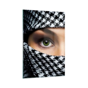Cuadro sobre vidrio - Impresiones sobre Vidrio - Los ojos verdes de una mujer están ocultos tras una tela estampada en blanco y negro. - 70x100cm - Hermosa mirada de ojos verdes - Decoración de pared moderna para salón y dormitorio ARTTOR