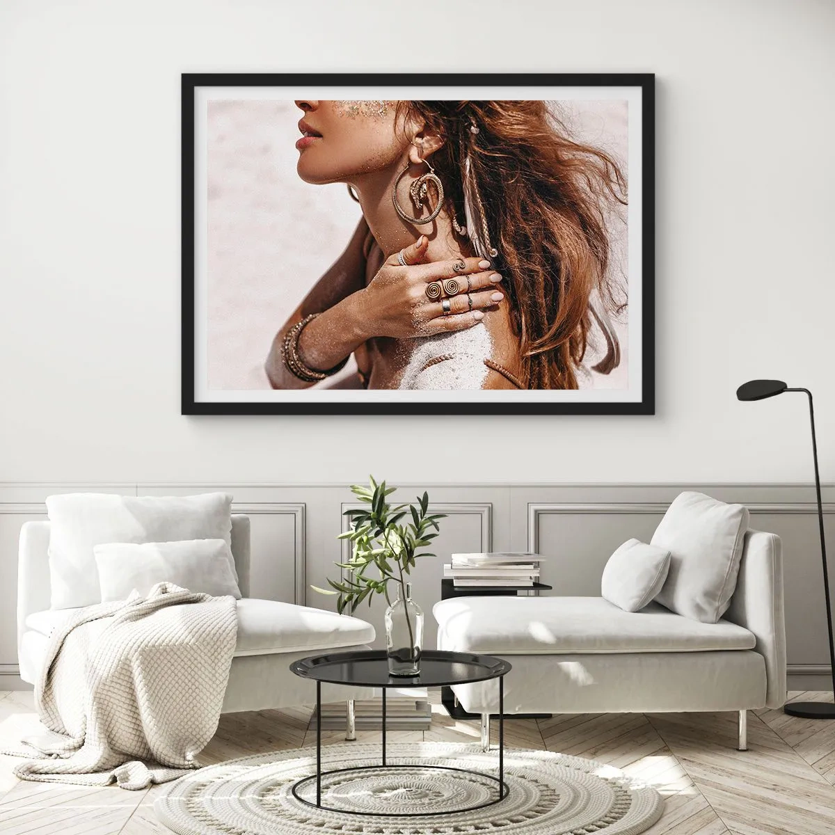 Póster en marco negro - Mujer elegante con joyas sobre un fondo de arena clara. - 70x50cm - Reina de la playa salvaje - Decoración de pared moderna para salón y dormitorio ARTTOR