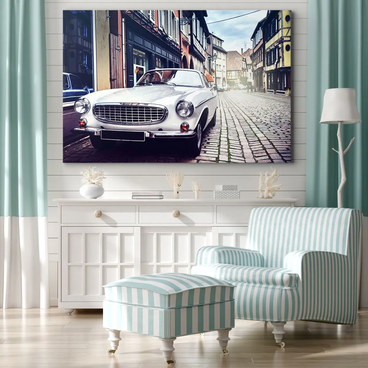 Cuadro sobre lienzo - Impresión de Imagen - Un coche blanco clásico en una calle adoquinada de la ciudad. - 120x80cm - El pasado está aquí - Decoración de pared moderna para salón y dormitorio ARTTOR