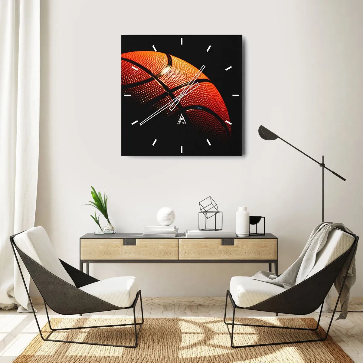 Reloj de pared - Reloj de vidrio - Primer plano de una pelota de baloncesto sobre un fondo negro - 30x30cm - Hermoso como un planeta - Decoración de pared moderna para salón y dormitorio ARTTOR