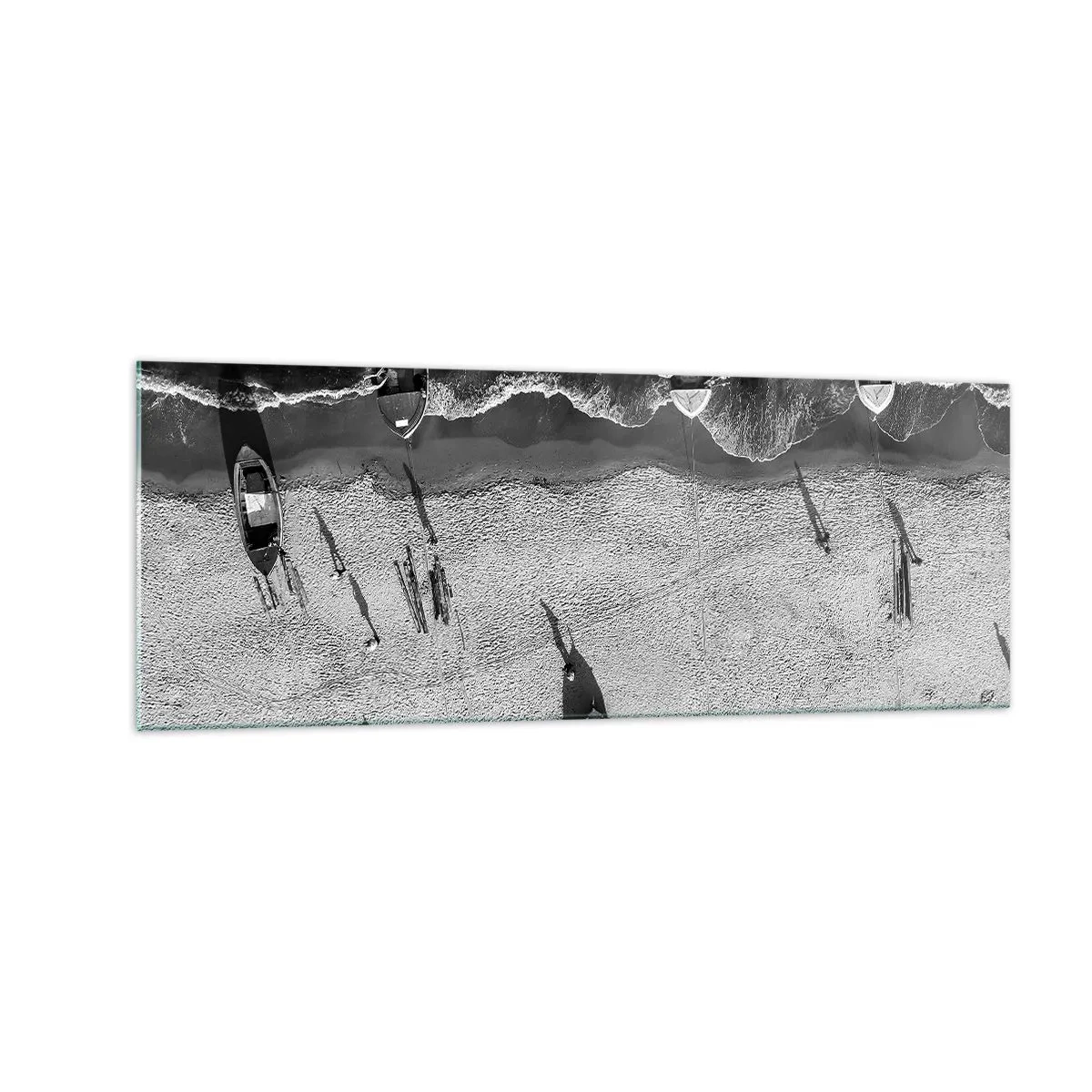 Cuadro sobre vidrio - Impresiones sobre Vidrio - Vista aérea en blanco y negro de barcos en la playa. - 140x50cm - Aún en la orilla... - Decoración de pared moderna para salón y dormitorio ARTTOR