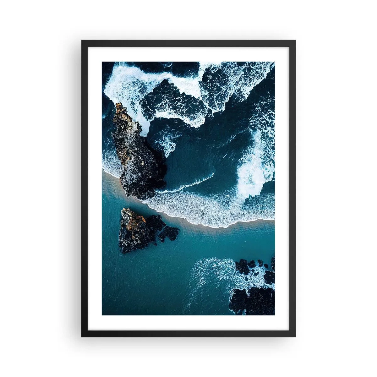 Póster en marco negro - Vista de las olas del océano rompiendo contra las rocas. - 50x70cm - Rodeadas por las olas - Decoración de pared moderna para salón y dormitorio ARTTOR