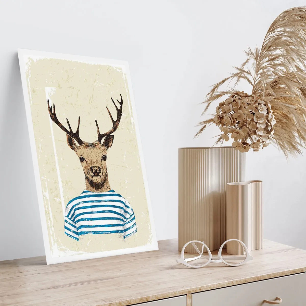 Póster - Gráfico de un ciervo con ropa de marinero. - 50x70cm - Porque me gustan las camisas de rayas - Decoración de pared moderna para salón y dormitorio ARTTOR