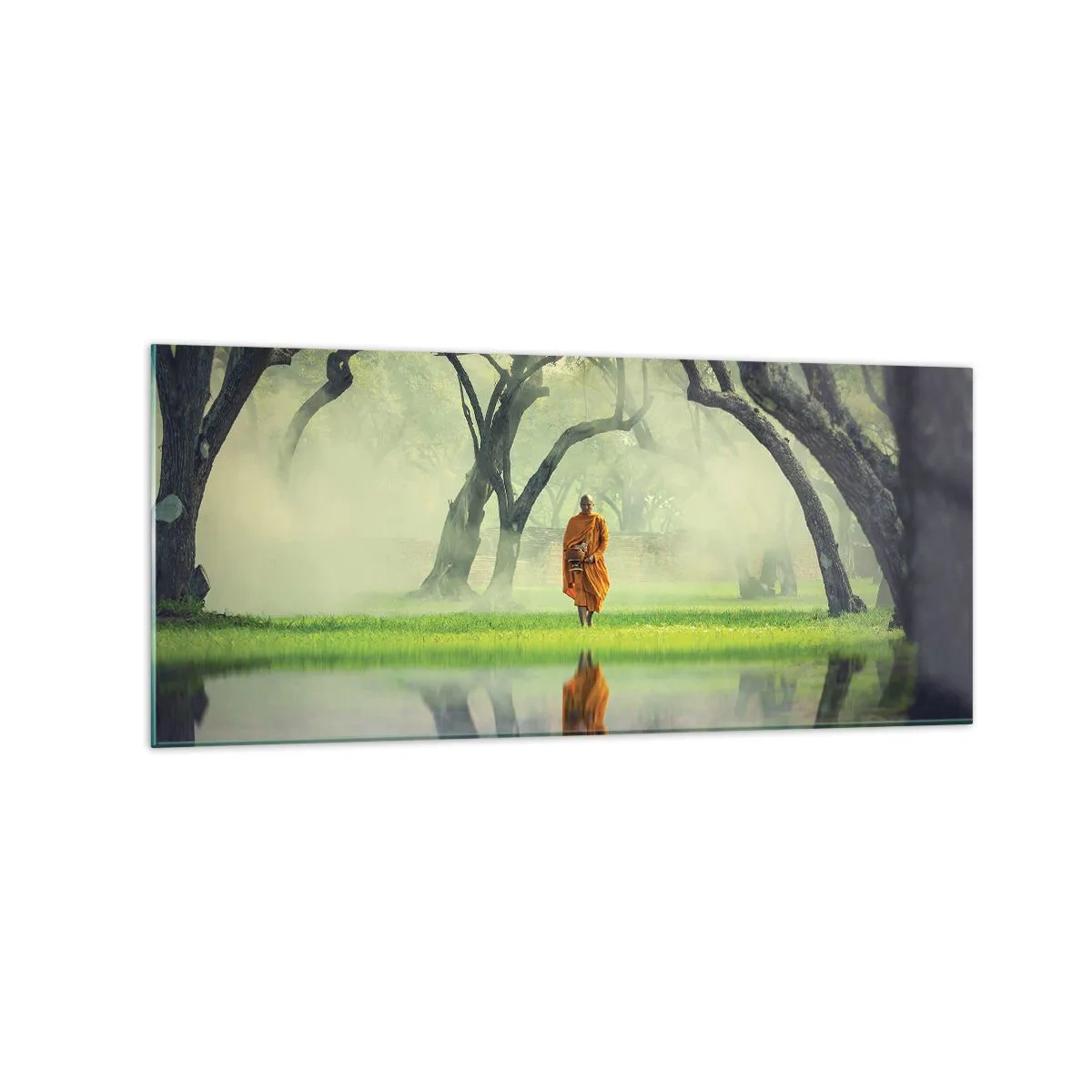Cuadro sobre vidrio - Impresiones sobre Vidrio - Un monje con una túnica naranja en un bosque con un fondo brumoso y reflejo en el agua. - 120x50cm - En el camino de la iluminación - Decoración de pared moderna para salón y dormitorio ARTTOR