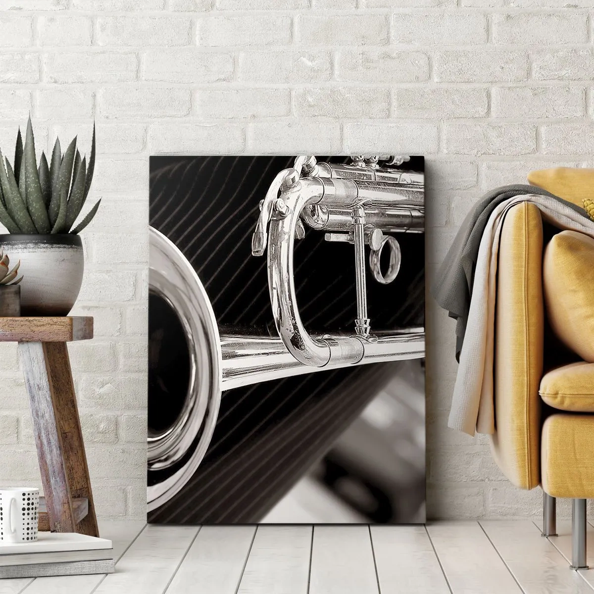 Cuadro sobre lienzo - Impresión de Imagen - Un primer plano de una trompeta plateada sobre un elegante fondo de tela. - 50x70cm - Viaje musical a los años 30. - Decoración de pared moderna para salón y dormitorio ARTTOR