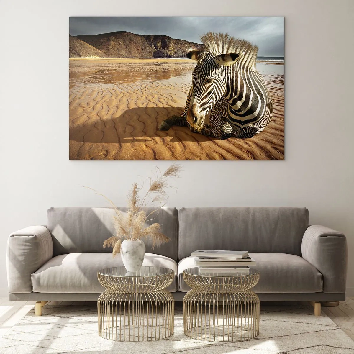 Cuadro sobre vidrio - Impresiones sobre Vidrio - Una cebra descansando en la playa al atardecer. - 120x80cm - Encajamos juntos - Decoración de pared moderna para salón y dormitorio ARTTOR