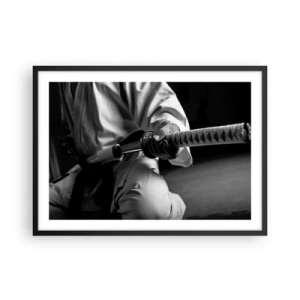 Póster en marco negro - Un samurái con kimono sosteniendo una katana en blanco y negro. - 70x50cm - Alma de guerrero - Decoración de pared moderna para salón y dormitorio ARTTOR