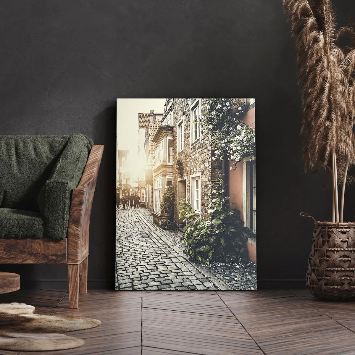 Cuadro sobre lienzo - Impresión de Imagen - Una encantadora calle con pavimento de piedra y flores. - 70x100cm - El callejón de las rosas - Decoración de pared moderna para salón y dormitorio ARTTOR