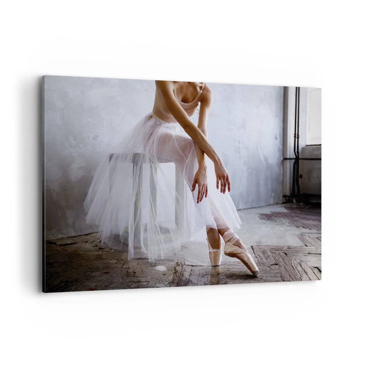 Cuadro sobre lienzo - Impresión de Imagen - Una bailarina en una pose delicada sobre un fondo industrial. - 120x80cm - Antes de que brillen las luces del escenario - Decoración de pared moderna para salón y dormitorio ARTTOR