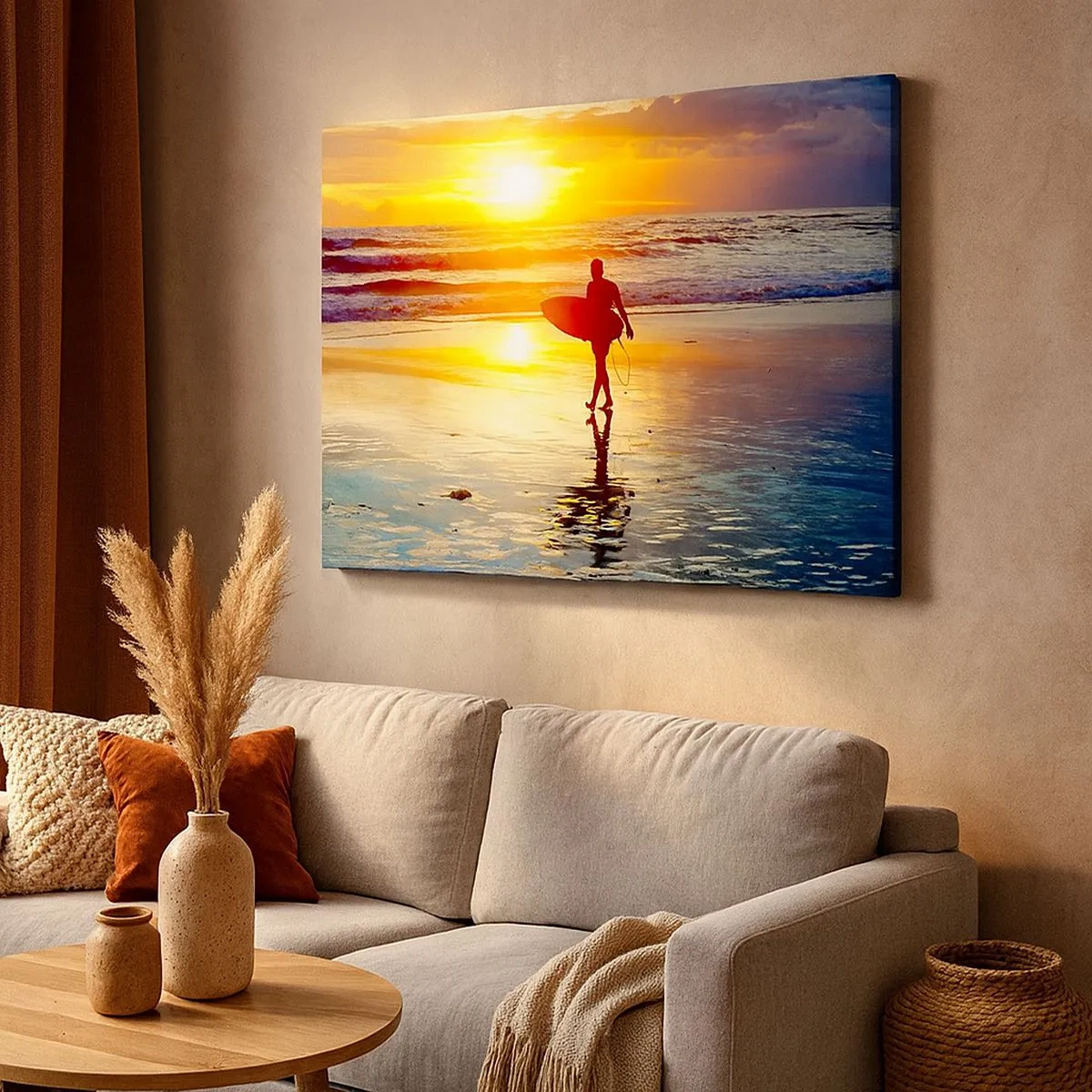 Cuadro sobre lienzo - Impresión de Imagen - Un surfista caminando por la playa al atardecer con una tabla en la mano. - 70x50cm - El regreso del guerrero - Decoración de pared moderna para salón y dormitorio ARTTOR